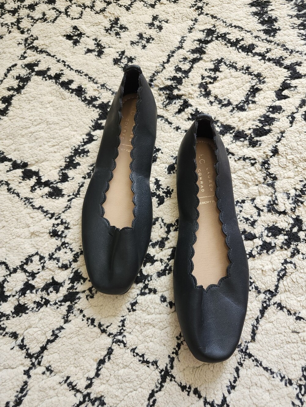 Black Scalloped Edge Women's Ballet Flats
